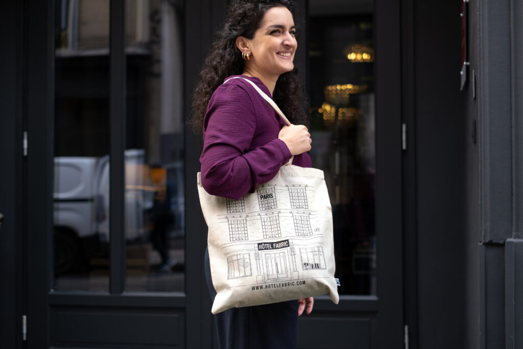 modele portant un totebag hotel fabric